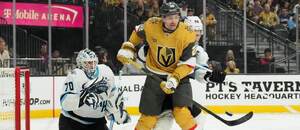 Osmifinálový zápas NHL 2026: Na snímku gólman Utahu Karel Vejmelka, útočník Las Vegas Cole Smith a v pozadí Mikhail Sergachev, obránce Mammoth