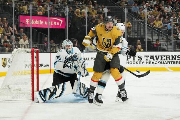 Osmifinálový zápas NHL 2026: Na snímku gólman Utahu Karel Vejmelka, útočník Las Vegas Cole Smith a&nbsp;v&nbsp;pozadí Mikhail Sergachev, obránce Mammoth