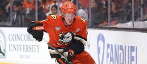 Jackson LaCombe, obránce Anaheimu, ve 2. utkání osmifinálové série NHL proti Edmontonu