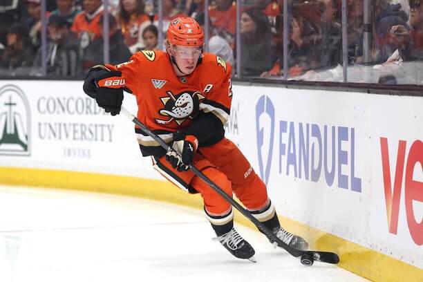 Jackson LaCombe, obránce Anaheimu, ve 2. utkání osmifinálové série NHL proti Edmontonu