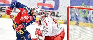 HC Oceláři Třinec a HC Dynamo Pardubice dnes hrají 6. finále play off extraligy ledního hokeje 2026. Na fotce Lukáš Sedlák a Ondřej Kacetl v 5. zápase.