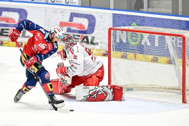 HC Oceláři Třinec a&nbsp;HC Dynamo Pardubice dnes hrají 6.&nbsp;finále play off extraligy ledního hokeje 2026. Na fotce Lukáš Sedlák a&nbsp;Ondřej Kacetl v&nbsp;5. zápase.