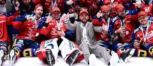 HC Dynamo Pardubice slaví titul z play off české extraligy ledního hokeje 2026, na fotce hokejisté Dynama s Masarykovým pohárem