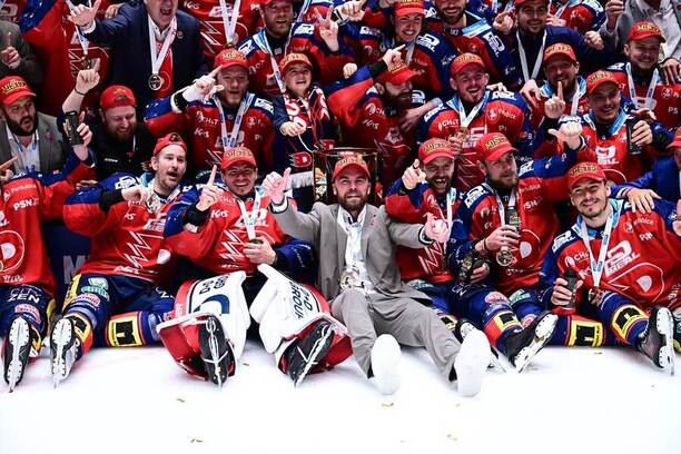 HC Dynamo Pardubice slaví titul z play off české extraligy ledního hokeje 2026, na fotce hokejisté Dynama s Masarykovým pohárem