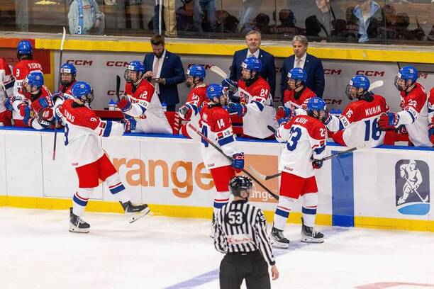 Hráči českého týmu U18 oslavují branku v&nbsp;zápase proti USA
