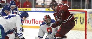 Zápas Slovensko vs. Lotyšsko na vánočním Kaufland Cupu 2025; brankář Eugen Rabčan a útočník Markuss Komuls