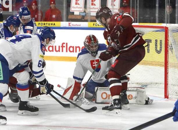 Zápas Slovensko vs. Lotyšsko na vánočním Kaufland Cupu 2025; brankář Eugen Rabčan a&nbsp;útočník Markuss Komuls