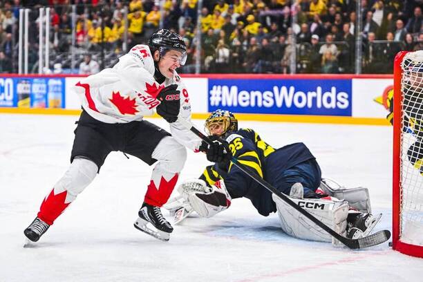Macklin Celebrini dává gól za Kanadu na MS v ledním hokeji, jaké jsou další posily pro hokejové MS 2026?