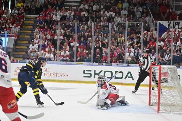 Švédský hokejista Isac Hedqvist zakončuje v&nbsp;zápase s&nbsp;Českem