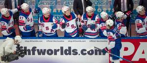 Americká hokejová reprezentace slaví gól na mistrovství světa v ledním hokeji, tým USA na MS 2026 obhajuje zlatou medaili