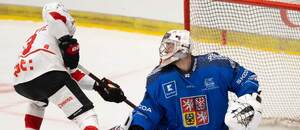 Utkání na Fortuna Hockey Games 2026: Zleva švýcarský útočník Theo Rochette a Josef Kořenář, gólman českého nároďáku