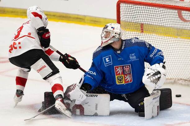 Utkání na Fortuna Hockey Games 2026: Zleva švýcarský útočník Theo Rochette a&nbsp;Josef Kořenář, gólman českého nároďáku