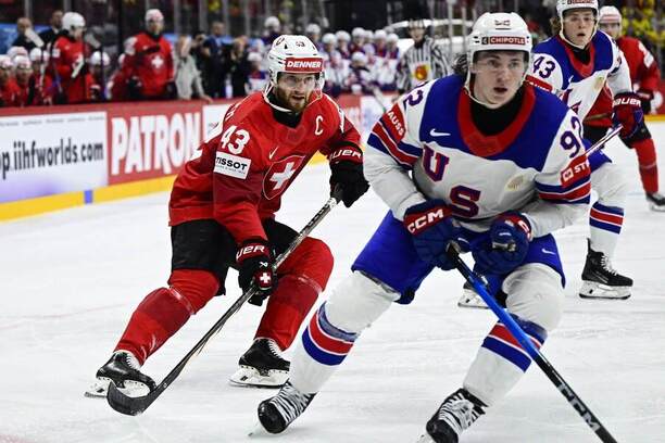 Finále MS 2025: Zleva na fotce švýcarský obránce Andrea Glauser a Logan Cooley, útočník reprezentace USA
