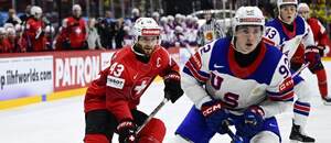 Finále MS 2025: Zleva na fotce švýcarský obránce Andrea Glauser a Logan Cooley, útočník reprezentace USA