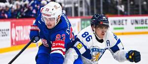 MS v hokeji 2025: Na fotce zleva americký útočník Michael Eyssimont a Teuvo Teräväinen, forvard Finska