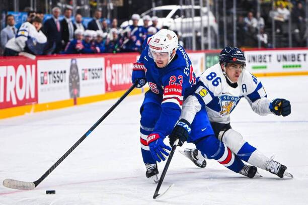MS v hokeji 2025: Na fotce zleva americký útočník Michael Eyssimont a Teuvo Teräväinen, forvard Finska