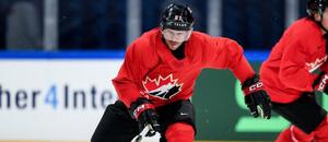 Sidney Crosby v tréninku před 1. hracím dnem Mistrovství světa v ledním hokeji 2026 ve Švýcarsku