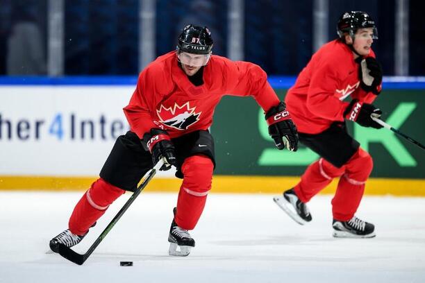Sidney Crosby v&nbsp;tréninku před 1.&nbsp;hracím dnem Mistrovství světa v&nbsp;ledním hokeji 2026 ve Švýcarsku