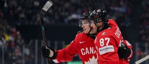 Macklin Celebrini a Sidney Crosby se radují po vstřelení branky