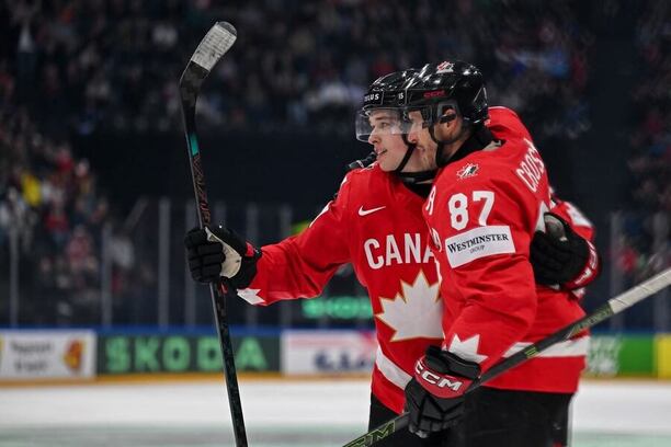 Macklin Celebrini a Sidney Crosby se radují po vstřelení branky