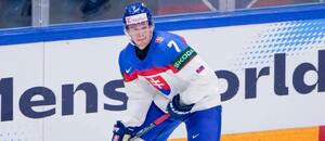 Maxim Štrbák, slovenský obránce, během duelu na MS 2026