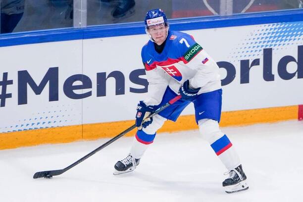 Maxim Štrbák, slovenský obránce, během duelu na MS 2026
