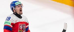 Jakub Flek se raduje z gólu v zápase se Švédskem. Česko dnes na MS v hokeji 2026 hraje s Itálií.
