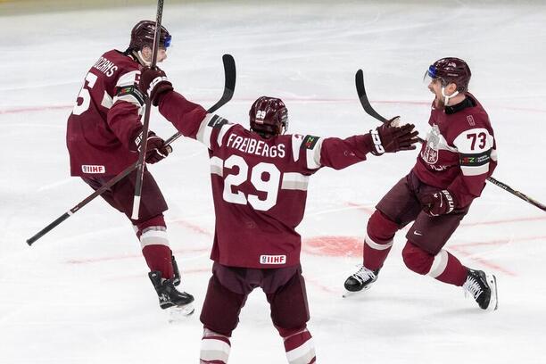 Hokejisté Lotyšska oslavují gól v&nbsp;zápase s&nbsp;USA na MS v&nbsp;hokeji 2026. Lotyši zasáhnou také do dnešního programu MS.