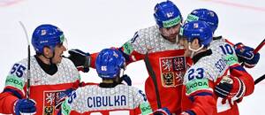 Ćeští hokejisté se radují po vstřelení branky, fotka ze zápasu proti Slovensku