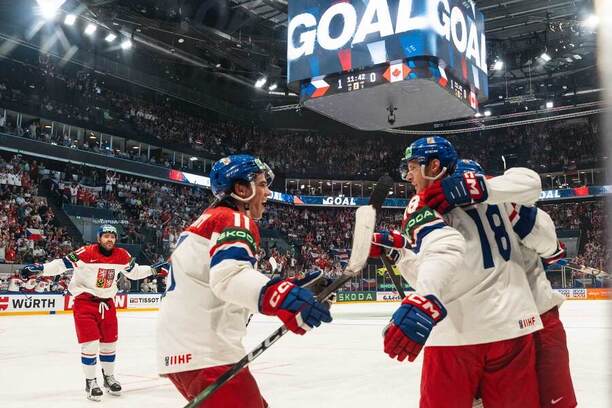Čeští hokejoví reprezentanti se radují z&nbsp;gólu proti Kanadě na Mistrovství světa v&nbsp;ledním hokeji 2026. Česko dnes ve čtvrtfinále vyzve Finsko.