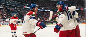 Čeští hokejoví reprezentanti se radují z gólu proti Kanadě na Mistrovství světa v ledním hokeji 2026. Česko dnes ve čtvrtfinále vyzve Finsko.