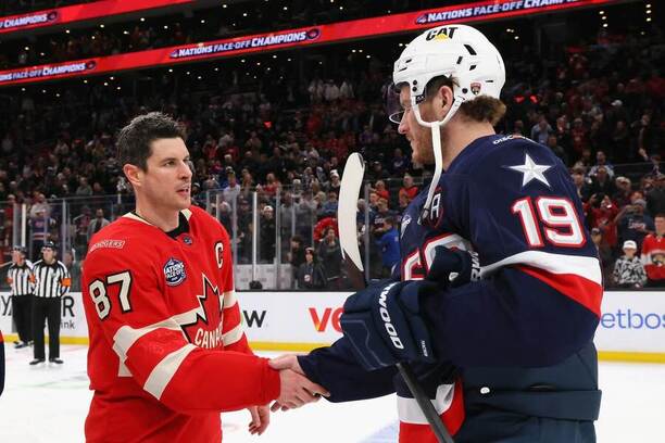 Sidney Crosby (vlevo) si podává ruku s&nbsp;Matthewem Tkachukem