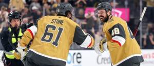 Mark Stone a Tomáš Hertl slaví gól v play off NHL 2026. Vegas dnes hraje 1. finále Stanley Cupu proti Carolině.