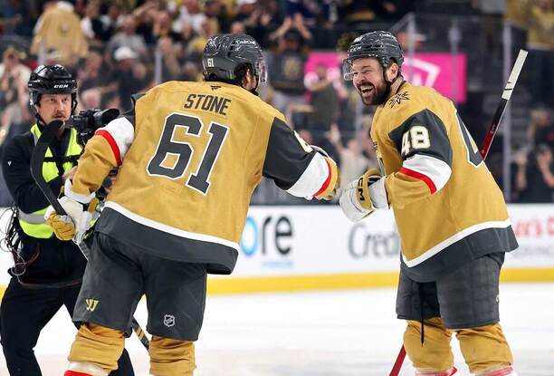 Mark Stone a&nbsp;Tomáš Hertl slaví gól v&nbsp;play off NHL 2026. Vegas dnes hraje 1.&nbsp;finále Stanley Cupu proti Carolině.