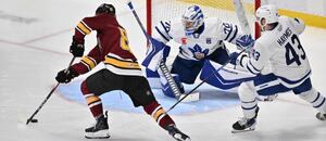 Forvard týmu Chicago Wolves Bradly Nadeau zakončuje