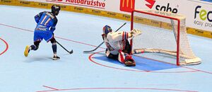 Český gólman Vojtěch Mokry čelí Matúšovi Korbášovi ze Slovenska během MS v hokejbale 2026