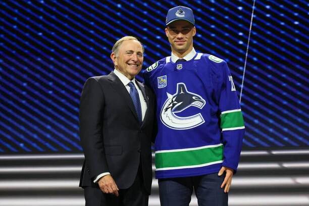 Adam Novotný na draftu NHL 2026 s&nbsp;komisionářem Gary Bettmanem
