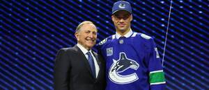 Adam Novotný na draftu NHL 2026 s komisionářem Gary Bettmanem