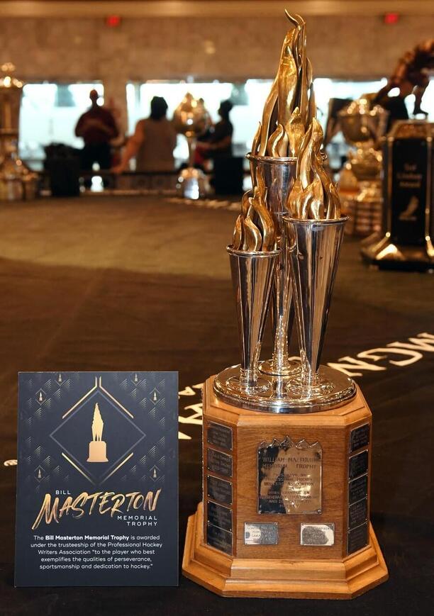 Bill Masterton Memorial Trophy oceňuje nejoddanější a nejvytrvalejší hráče NHL
