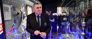 Člen Síně slávy Václav Nedomanský si prohlíží expozici v kamenné síni 