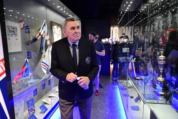 Člen Síně slávy Václav Nedomanský si prohlíží expozici v&nbsp;kamenné síni