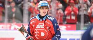 Vítězství v tabulce základní části Tipsport extraligy obhajují Pardubice, na snímku kapitán Lukáš Sedlák s Pohárem Jaroslava Pouzara