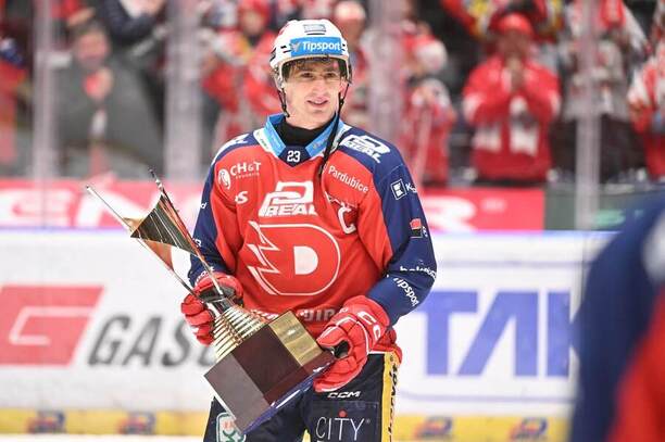 Vítězství v&nbsp;tabulce základní části Tipsport extraligy obhajují Pardubice, na snímku kapitán Lukáš Sedlák s&nbsp;Pohárem Jaroslava Pouzara