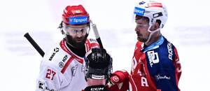 Martin Růžička (vlevo) a Roman Červenka při diskuzi s rozhodčím