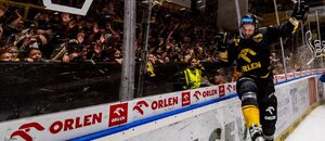 Janis Jaks s fanoušky Litvínova oslavuje výhru nad Spartou, fotka z října 2023