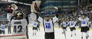 Hokejisté AZetu Havířov oslavují výhru, fotka z play off 2. ligy v roce 2024