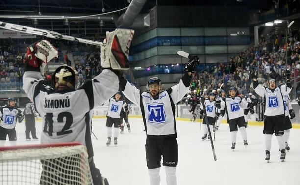 Hokejisté AZetu Havířov oslavují výhru, fotka z&nbsp;play off 2.&nbsp;ligy v&nbsp;roce 2024