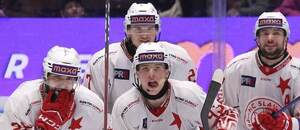 Hokejisté HC Slavia Praha se radují ze vstřeleného gólu
