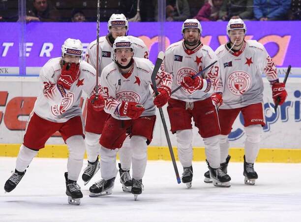 Hokejisté HC Slavia Praha se radují ze vstřeleného gólu