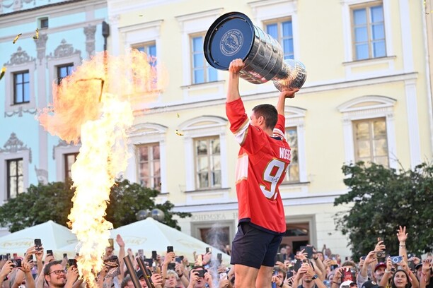 Tomáš Nosek se Stanley Cupem na pardubickém náměstí v&nbsp;létě 2025